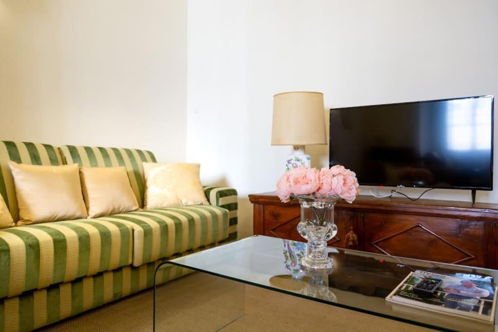 Luxury Florence - City Center Apartment ภายนอก รูปภาพ